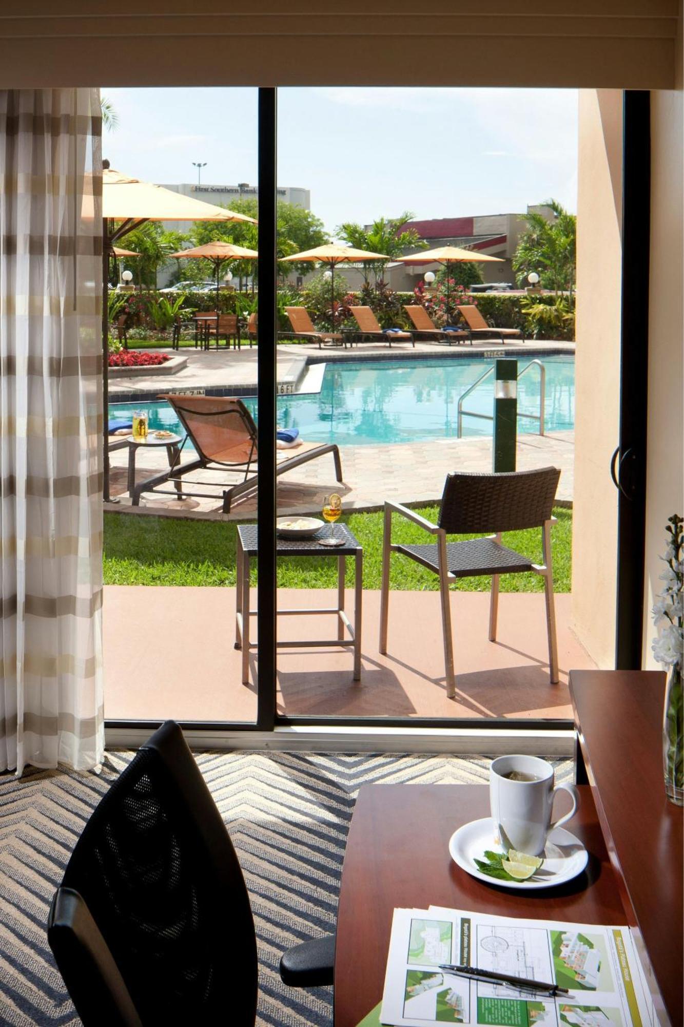 Courtyard By Marriott Fort Lauderdale East / Lauderdale-By-The-Sea Exterior photo